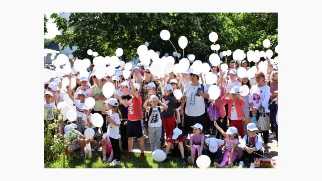 „Uniți pentru pace”: peste 1.500 de copii în curtea Catedralei Episcopale din Huși
