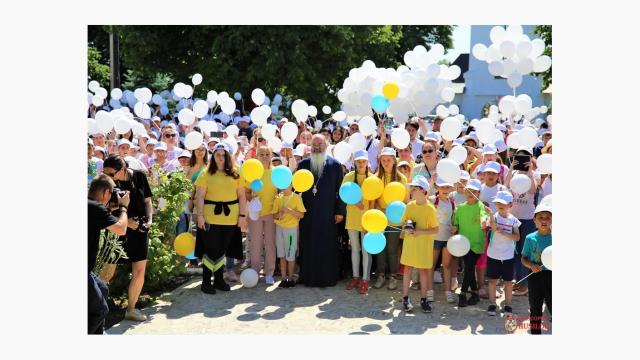 „Uniți pentru pace”: peste 1.500 de copii în curtea Catedralei Episcopale din Huși