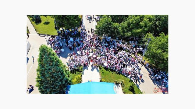 „Uniți pentru pace”: peste 1.500 de copii în curtea Catedralei Episcopale din Huși