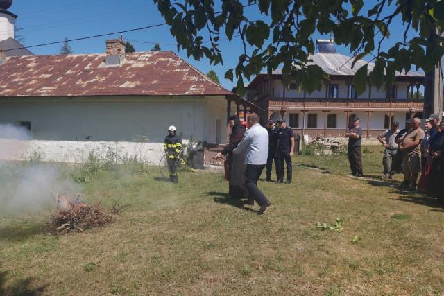 Pompierii botoșăneni în mijlocul obștii Mănăstirii Vorona