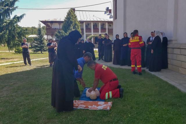 Pompierii botoșăneni în mijlocul obștii Mănăstirii Vorona