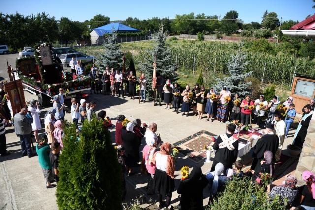 Procesiune pentru ploaie cu icoana făcătoare de minuni a Maicii Domnului de la Mănăstirea Hadâmbu