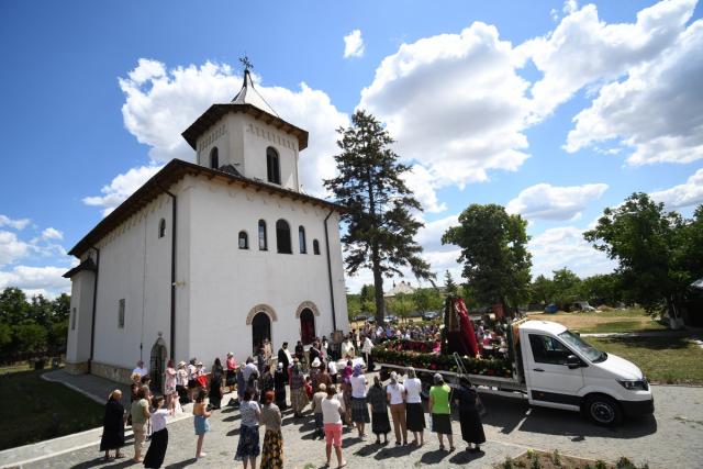 Procesiune pentru ploaie cu icoana făcătoare de minuni a Maicii Domnului de la Mănăstirea Hadâmbu
