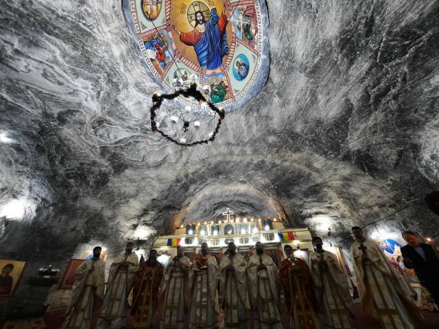 Lumina Liturghiei de hram, în biserica din subteranul Salinei Târgu Ocna