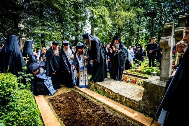 Arhimandritul Grigorie Halciuc a fost înmormântat la Mănăstirea Putna
