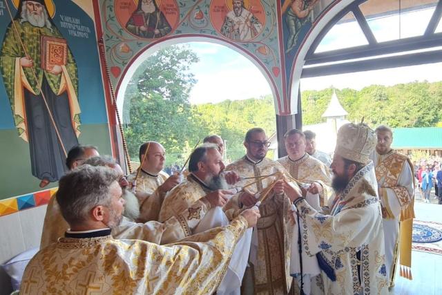 Altarul de vară al Schitului „Sfânta Olga”, sfințit de PS Damaschin Dorneanul