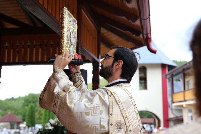 Ansamblul Parohiei „Sfinții Arhangheli” Almaș a fost binecuvântat de PS Nichifor Botoșăneanul