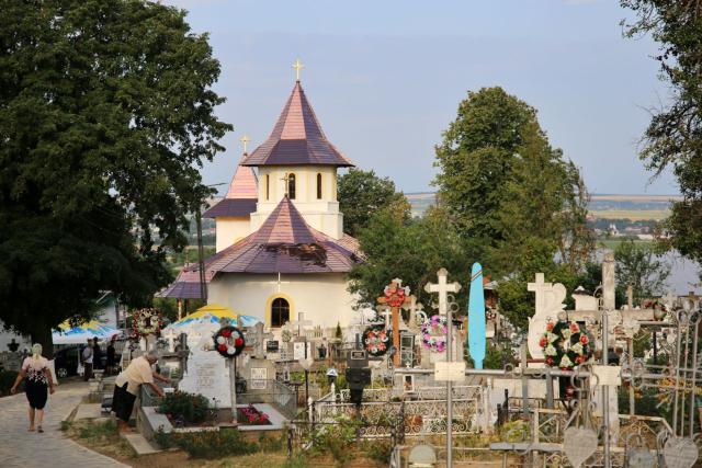 Biserica din Blăgești, resfințită de Episcopul Hușilor: „Inima Domnului Hristos a rămas neclintită în fața răutății”
