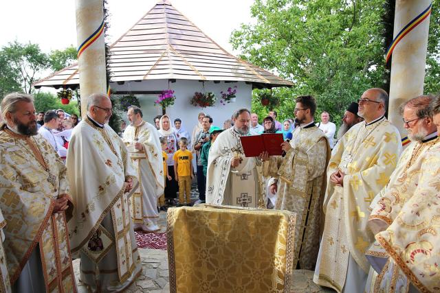 Biserica din Blăgești, resfințită de Episcopul Hușilor: „Inima Domnului Hristos a rămas neclintită în fața răutății”