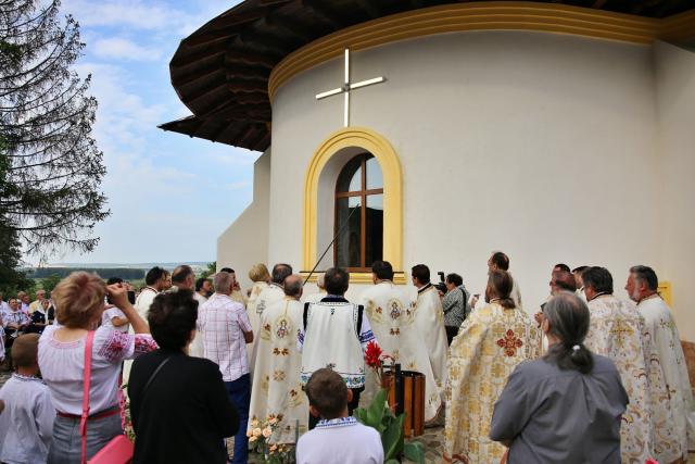 Biserica din Blăgești, resfințită de Episcopul Hușilor: „Inima Domnului Hristos a rămas neclintită în fața răutății”