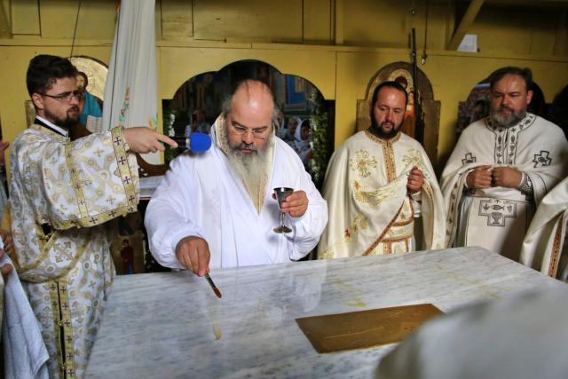 Biserica din Blăgești, resfințită de Episcopul Hușilor: „Inima Domnului Hristos a rămas neclintită în fața răutății”