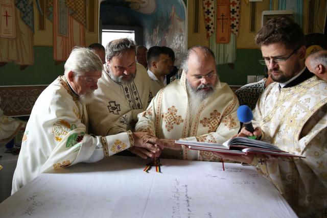 Biserica din Blăgești, resfințită de Episcopul Hușilor: „Inima Domnului Hristos a rămas neclintită în fața răutății”