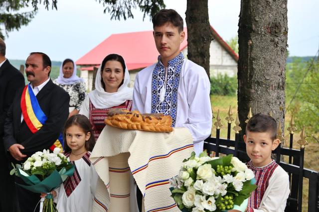 După 39 de ani, Biserica din Bărbătești primește haina luminoasă a sfințirii