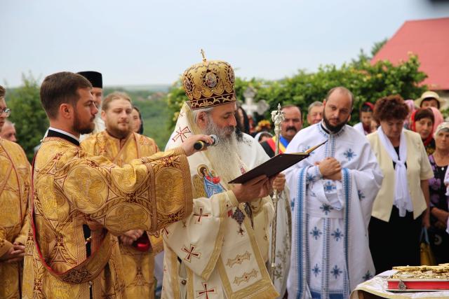 După 39 de ani, Biserica din Bărbătești primește haina luminoasă a sfințirii