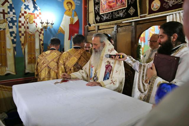 După 39 de ani, Biserica din Bărbătești primește haina luminoasă a sfințirii