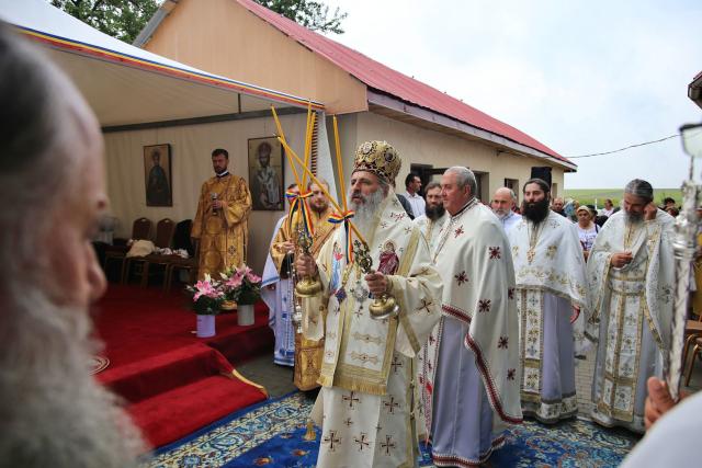 După 39 de ani, Biserica din Bărbătești primește haina luminoasă a sfințirii