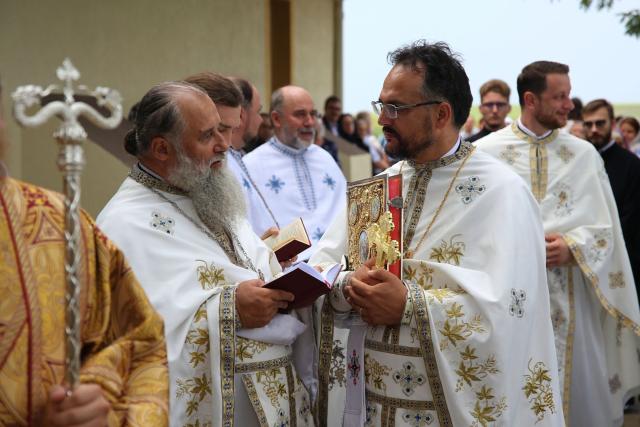 După 39 de ani, Biserica din Bărbătești primește haina luminoasă a sfințirii