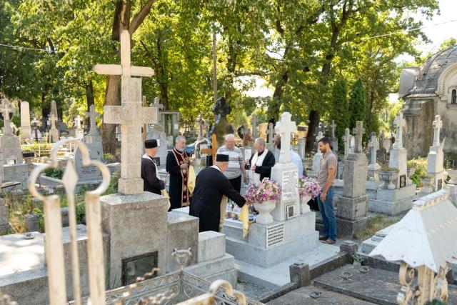 Sfințire de monument funerar, la Iași