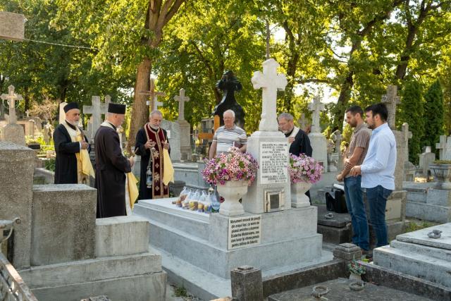 Sfințire de monument funerar, la Iași