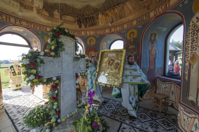Momente istorice în satul Mănăstirea Neamț: prima Liturghie săvârșită de un arhiereu, în contextul aniversării a 200 de ani de la minunea Icoanei Maicii Domnului Îndrumătoarea