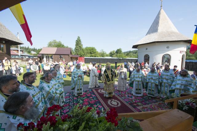 Momente istorice în satul Mănăstirea Neamț: prima Liturghie săvârșită de un arhiereu, în contextul aniversării a 200 de ani de la minunea Icoanei Maicii Domnului Îndrumătoarea