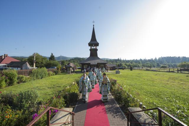 Momente istorice în satul Mănăstirea Neamț: prima Liturghie săvârșită de un arhiereu, în contextul aniversării a 200 de ani de la minunea Icoanei Maicii Domnului Îndrumătoarea