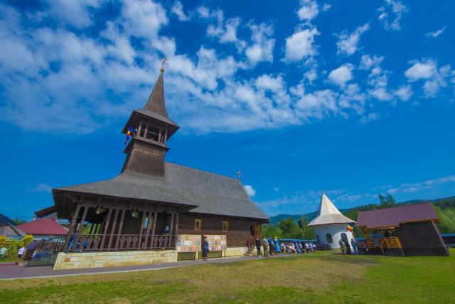 Momente istorice în satul Mănăstirea Neamț: prima Liturghie săvârșită de un arhiereu, în contextul aniversării a 200 de ani de la minunea Icoanei Maicii Domnului Îndrumătoarea