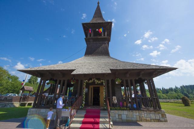 Momente istorice în satul Mănăstirea Neamț: prima Liturghie săvârșită de un arhiereu, în contextul aniversării a 200 de ani de la minunea Icoanei Maicii Domnului Îndrumătoarea