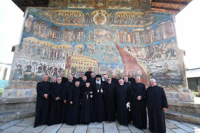 Promoția 1985 de la Facultatea de Teologie Ortodoxă din Sibiu s-a reunit la Mănăstirea Voroneț