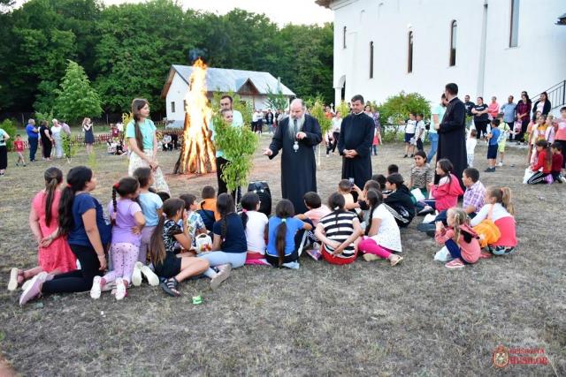 PS Ignatie, alături de cei 120 de copii și tineri din tabăra rurală „Copilărie și credință” de la Fundu Văii, Protopopiatul Bârlad