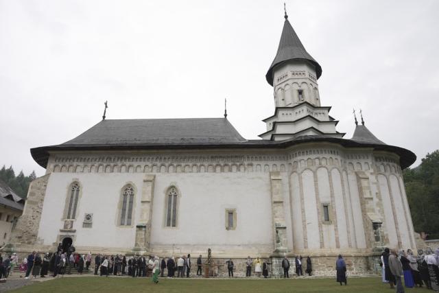 Hramul Mănăstirii Bistrița: „Prin Domnul Hristos și prin Preasfânta Născătoare de Dumnezeu am redobândit Raiul”