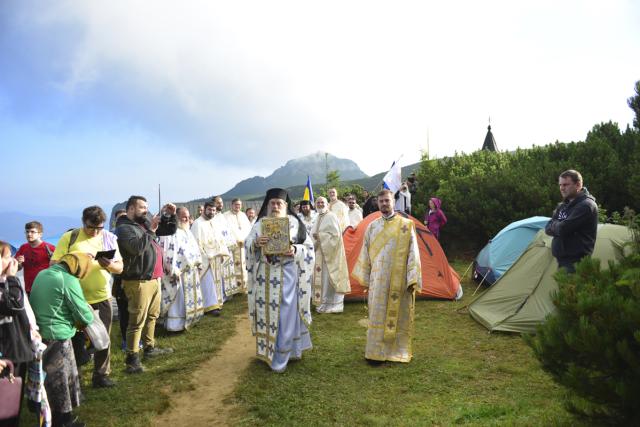 IPS Părinte Casian, la slujba hramului mănăstirii situate la 1800 metri altitudine: „Taborul României este, fără îndoială, Muntele Ceahlău”