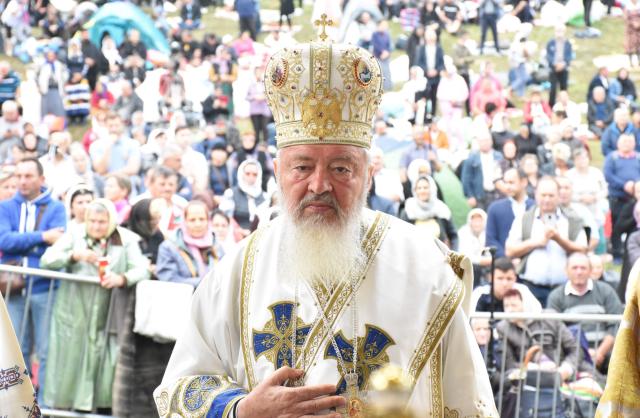 Mitropolitul Andrei, la hramul Mănăstirii Nicula: „Să o rugăm pe Maica Domnului să intervină la Fiul ei ca să curme suferința din lume”