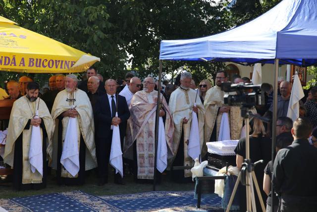 Părintele Mihai Carp de la Parohia Lețcani a fost condus pe ultimul drum