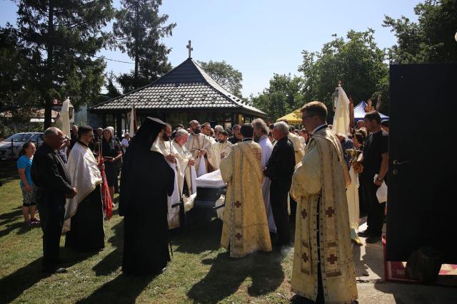 Părintele Mihai Carp de la Parohia Lețcani a fost condus pe ultimul drum