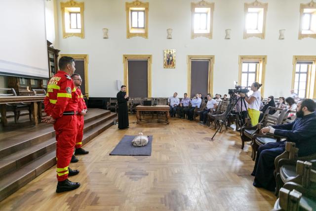 Instructaj despre folosirea unui defibrilator public, la Centrul Eparhial Iaşi