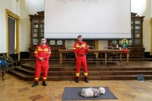 Instructaj despre folosirea unui defibrilator public, la Centrul Eparhial Iaşi