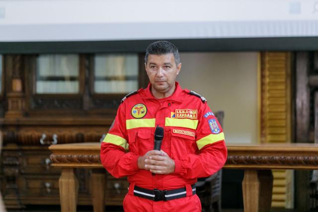 Instructaj despre folosirea unui defibrilator public, la Centrul Eparhial Iaşi
