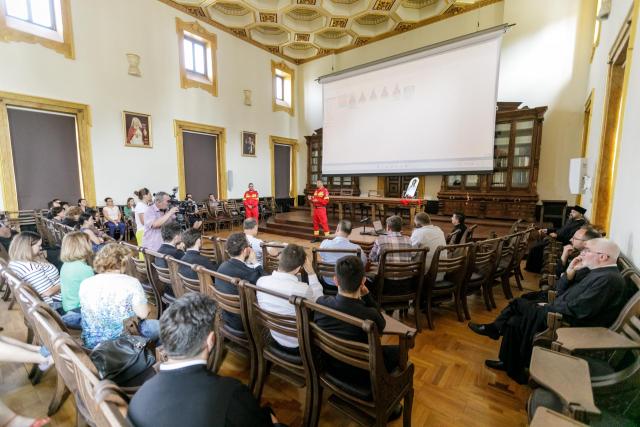 Instructaj despre folosirea unui defibrilator public, la Centrul Eparhial Iaşi
