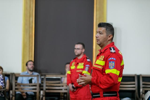 Instructaj despre folosirea unui defibrilator public, la Centrul Eparhial Iaşi