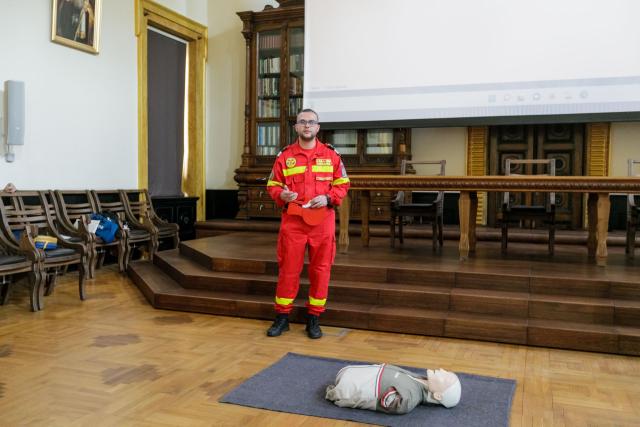 Instructaj despre folosirea unui defibrilator public, la Centrul Eparhial Iaşi