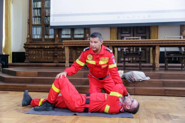 Instructaj despre folosirea unui defibrilator public, la Centrul Eparhial Iaşi