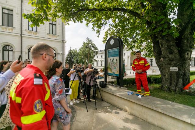 Instructaj despre folosirea unui defibrilator public, la Centrul Eparhial Iaşi