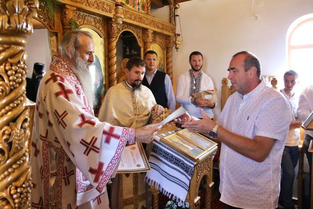 Părintele Mitropolit Teofan a slujit la Parohia Slobozia: „Să primească Dumnezeu inima noastră ca jertfă în fața Lui”
