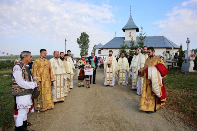 Părintele Mitropolit Teofan a slujit la Parohia Slobozia: „Să primească Dumnezeu inima noastră ca jertfă în fața Lui”
