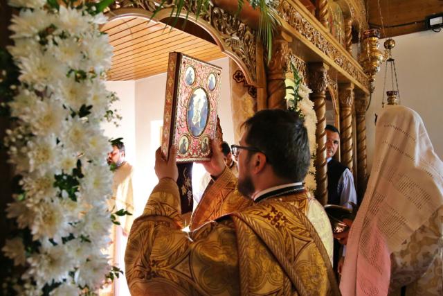 Părintele Mitropolit Teofan a slujit la Parohia Slobozia: „Să primească Dumnezeu inima noastră ca jertfă în fața Lui”