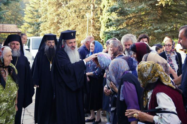 Tăierea Capului Sfântului Ioan Botezătorul: Doi ierarhi au fost prezenți la hramul Mănăstirii Secu
