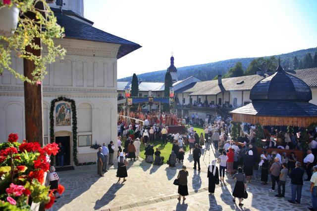 Tăierea Capului Sfântului Ioan Botezătorul: Doi ierarhi au fost prezenți la hramul Mănăstirii Secu