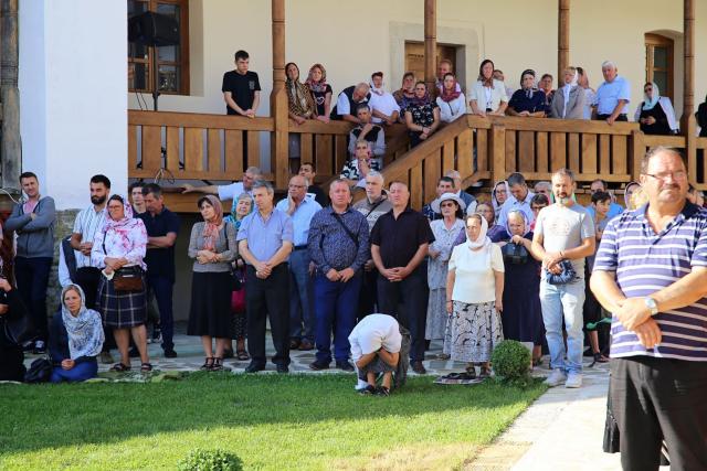 Tăierea Capului Sfântului Ioan Botezătorul: Doi ierarhi au fost prezenți la hramul Mănăstirii Secu
