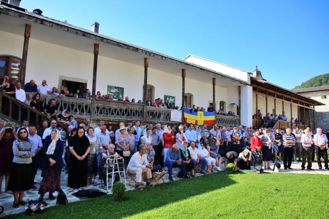 Tăierea Capului Sfântului Ioan Botezătorul: Doi ierarhi au fost prezenți la hramul Mănăstirii Secu